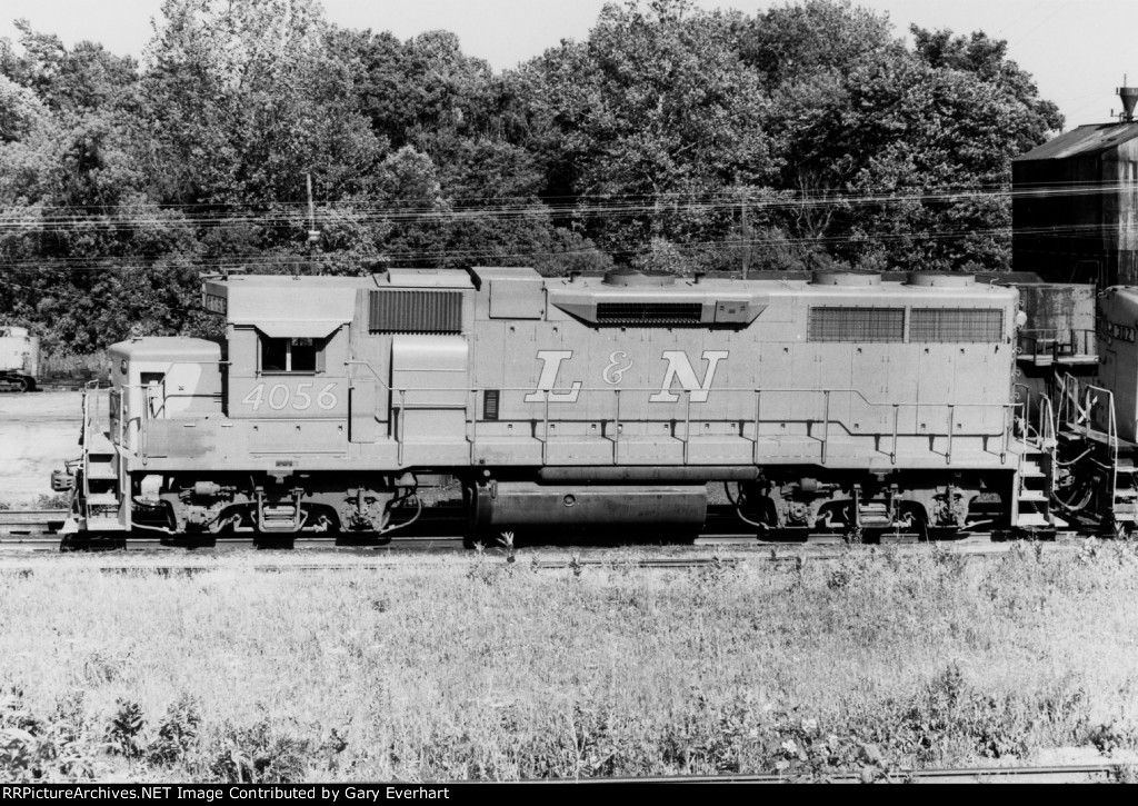 LN GP38-2 #4056 - Louisville & Nashville